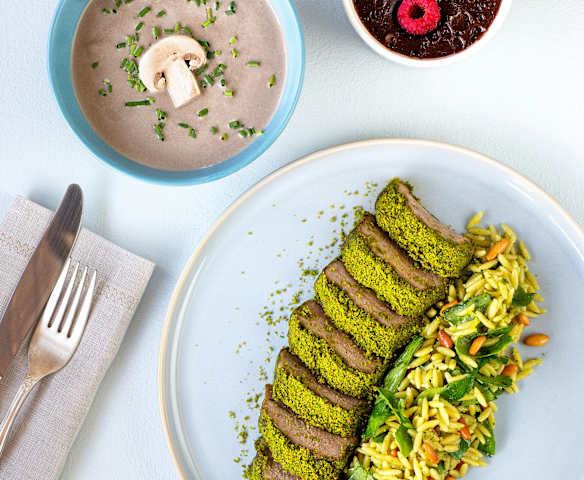 Mantar Çorbası, Fesleğenli Arpa Şehriye, Antep Fıstıklı Kuzu ve Akışkan Çikolatalı Unsuz Kek