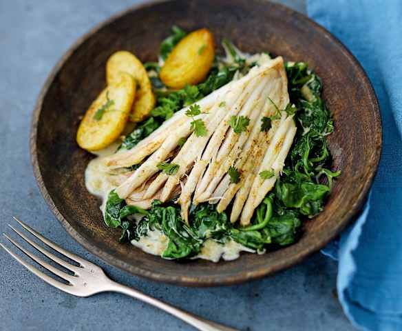 Raie aux épinards crémeux, pommes de terre au curry