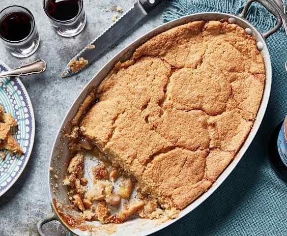 Cobbler aux poires et crème de cassis