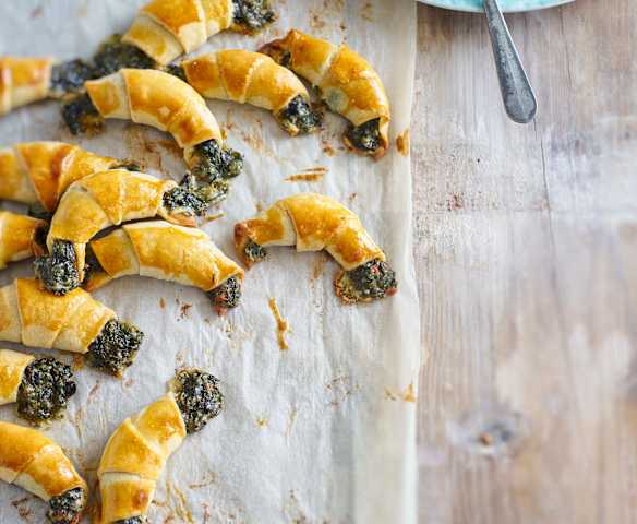 Minicroissants de requeijão recheados com queijo e espinafres