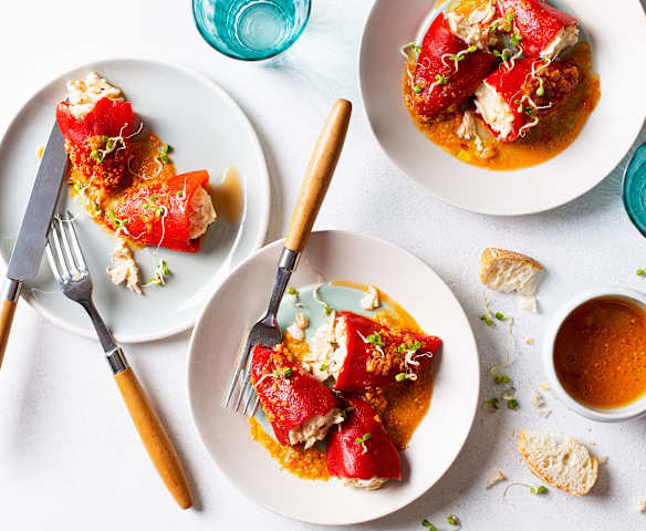 Piquillos rellenos y vinagreta de pimientos