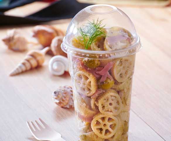 Insalata di pasta con tonno affumicato, finocchi e olive Insalata di pasta con tonno affumicato, finocchi e olive