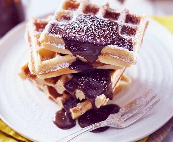 Bananenwaffeln mit Schokoladensauce