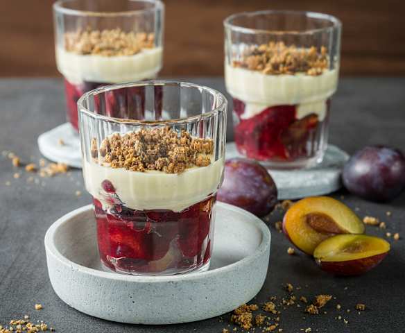 Zwetschken mit Mohnstreuseln und Vanillesauce