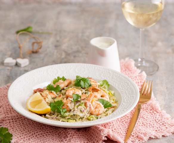 Sałatka z rumienionymi krewetkami i krojonymi warzywami (TM6)