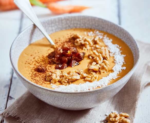 Smoothie bowl z marchewką i orzechami