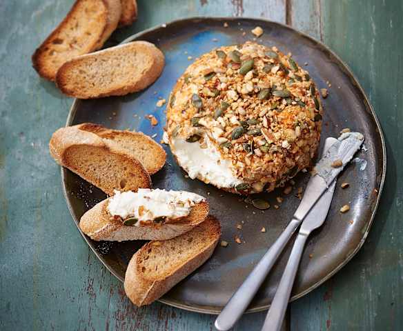 Boule de fromage frais aux graines et noix