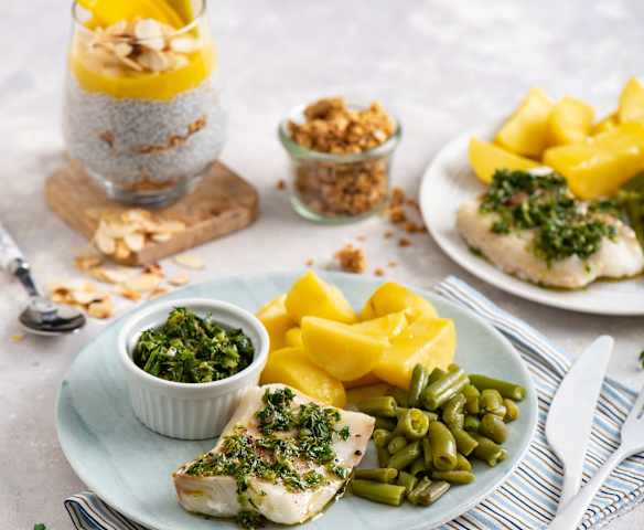 Ryba z sosem chimichurri, fasolką i ziemniakami; Warstwowy deser z chia