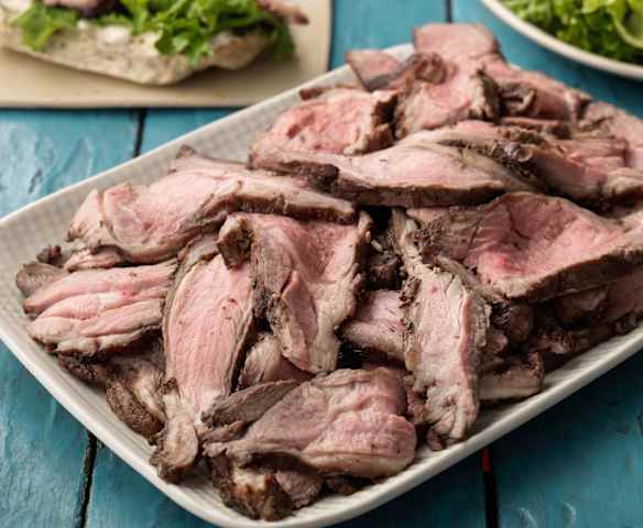 Rosmarin-Rotwein-Lammschulter mit Rohkostsalat und Ciabatta