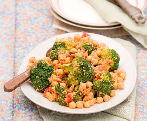 Brokuł z ciecierzycą w sosie orzechowym