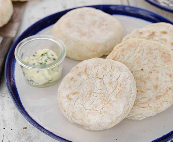 Bolo do caco com manteiga de alho
