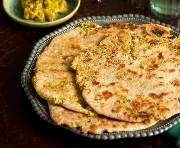 Panes indios rellenos de coliflor (Parathas de coliflor)