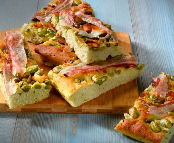 Focaccia aux fèves, pancetta et pecorino