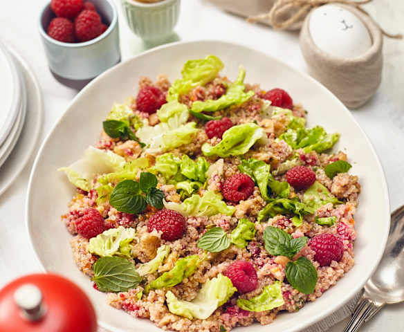 Quinoasalat mit Himbeeren und Walnüssen