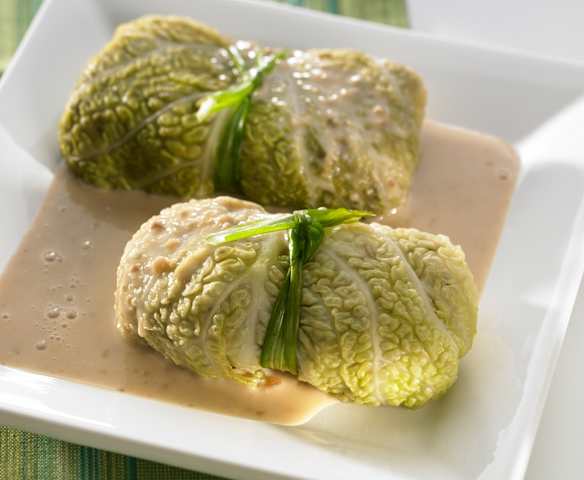 Couve recheada e molho de cogumelos porcini