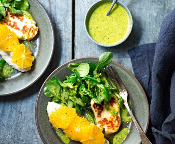 Poulet vapeur à l'orange, mâche et halloumi