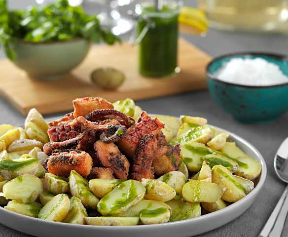 Pulpo frito con papas arrugadas y mojo verde