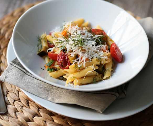 Penne al ragù vegetale, finocchietto selvatico e scaglie di Parmigiano reggiano DOP (di Francesca Romana Barberini)