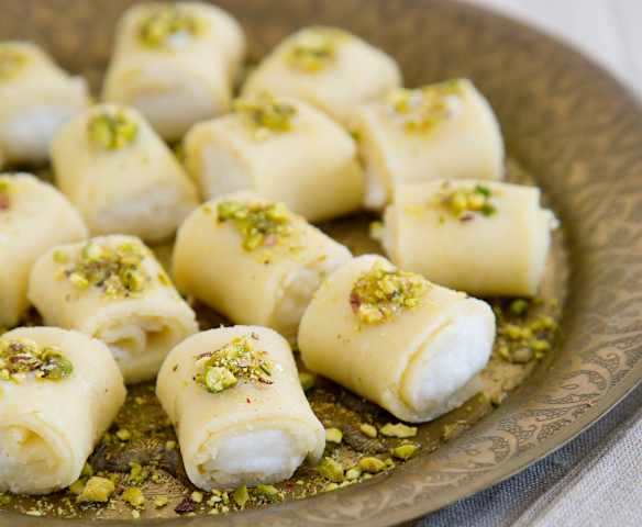 Sweet cheese rolls (halawet el jebn)