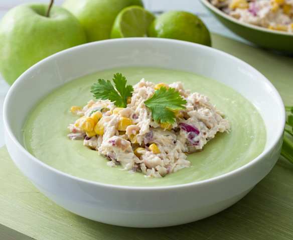 Crema fría de aguacate y manzana con ensalada de pollo