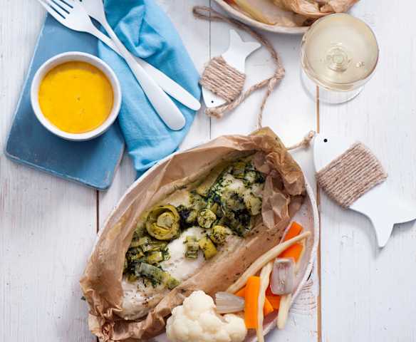 Sandacz w papilotach na parze z warzywami i sosem berneńskim