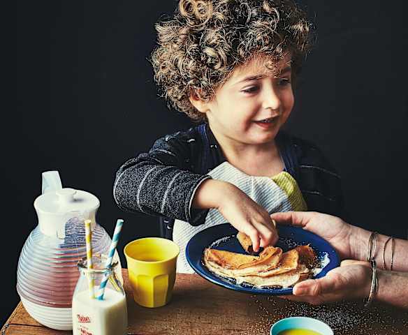 Petites crêpes et jus à l'orange