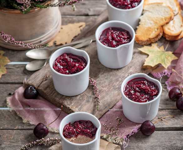 Mus z wątróbki z konfiturą wiśniową