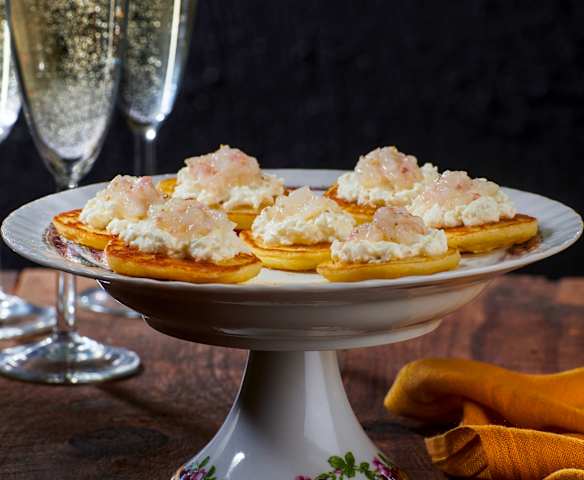 Blinis con burrata e scampi