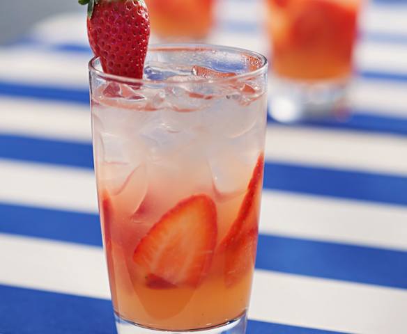Strawberry gin fizz