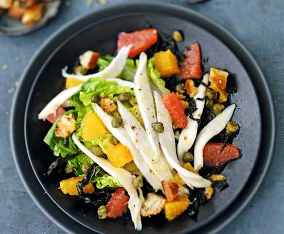 Salade de raie aux agrumes, câpres et croûtons