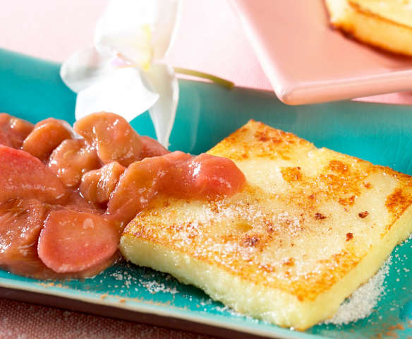 Grießschnitten mit Rhabarberkompott