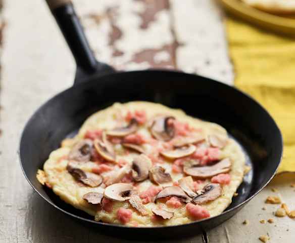 Piza na frigideira com fiambre, queijo e cogumelos Piza na frigideira com fiambre, queijo e cogumelos