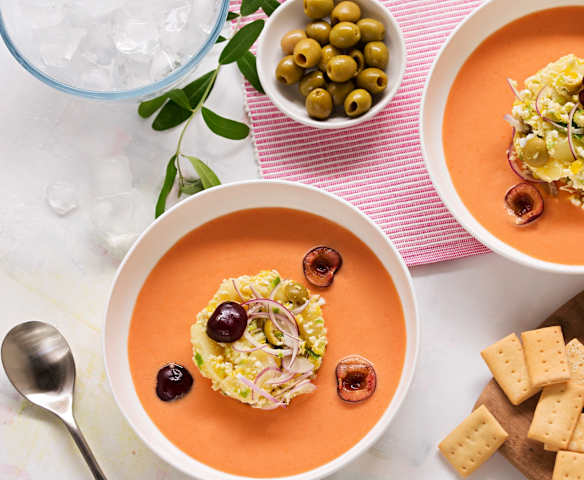 Ajoblanco al tomate con ensalada de patata y cerezas