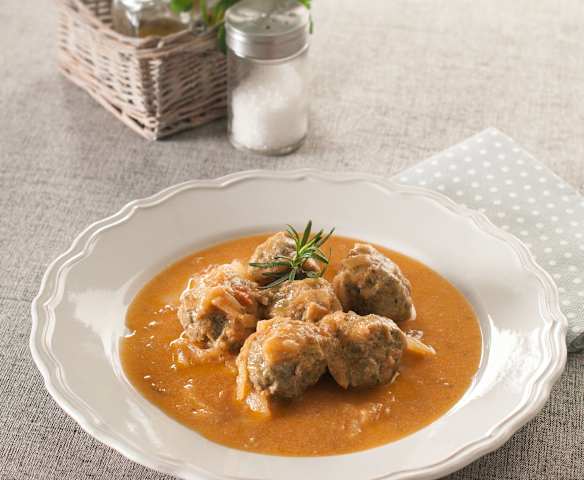Albóndigas al vapor con tomate fresco al romero