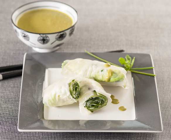 Nem cuon vegetarianos con crema de lechuga