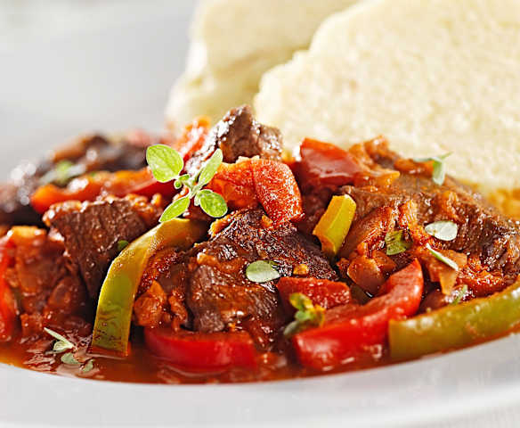 Paprikový guláš na červeném víně s houskovým knedlíkem