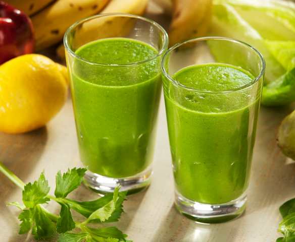 Smoothie de espinacas, lechuga, apio y frutas