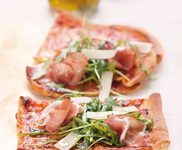 Pizza z szynką parmeńską i rukolą
