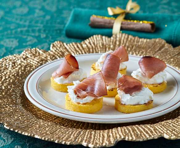 Crostini di polenta con tonno affumicato