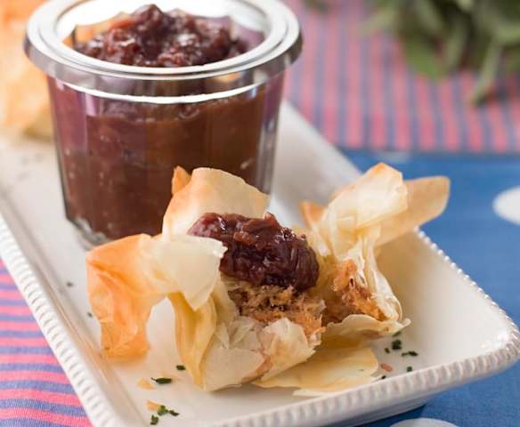 Trouxas de alheira com chutney de uva