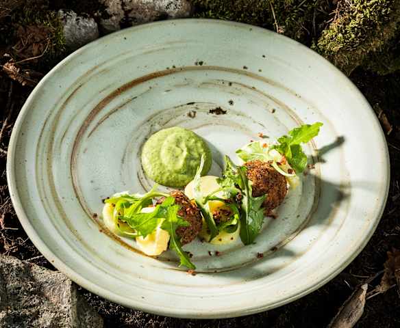 Lammbällchen mit Erdäpfel-Röhrlsalat und Kerbelsauce