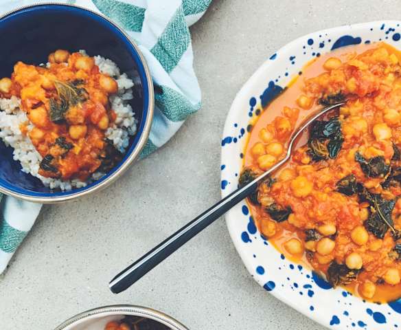 Caril de grão e kale com arroz de coco
