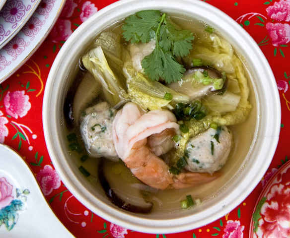 Soupe aux boulettes de poulet et crevettes