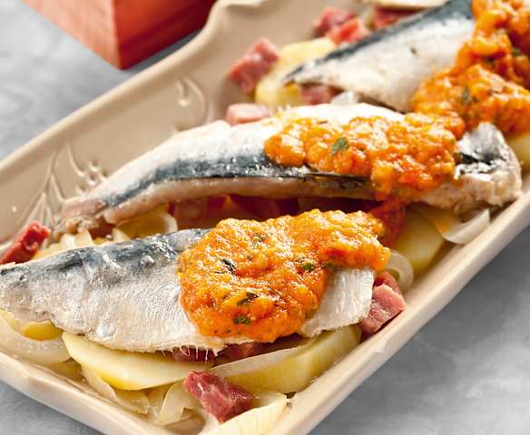 Filetes de sardina con patatas, jamón y salsa de tomate
