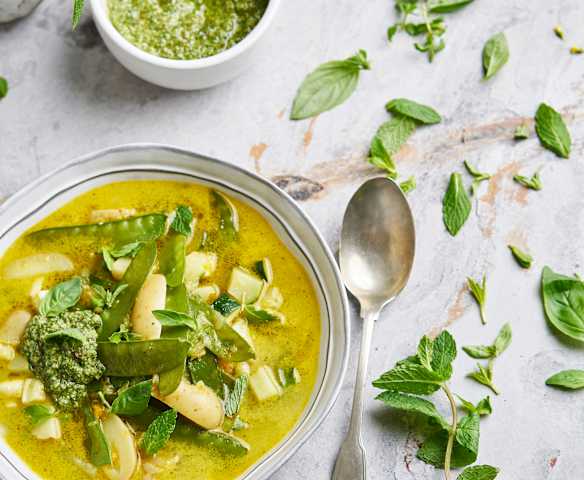 Zupa warzywna z miętowym pesto
