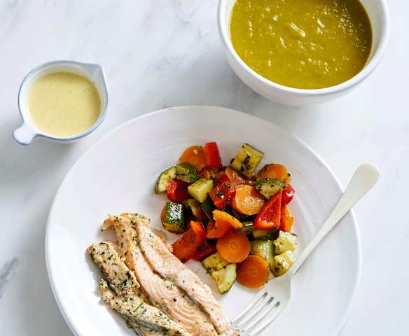 Sopa e salmão com legumes