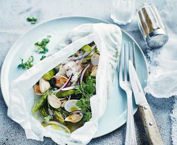 Papillote de cabillaud, coques et asperges