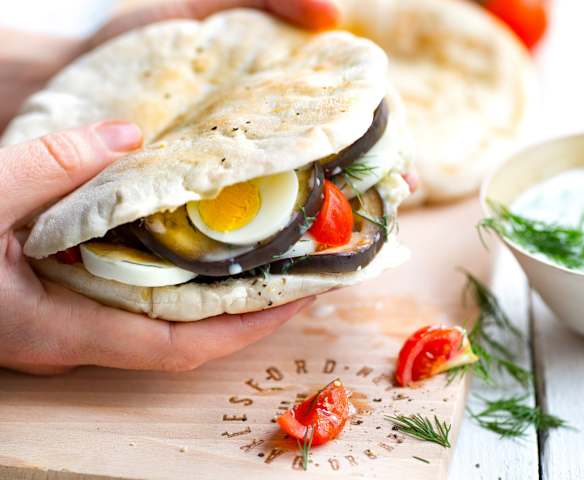 Pains pita à l'aubergine, œuf et sauce yaourt