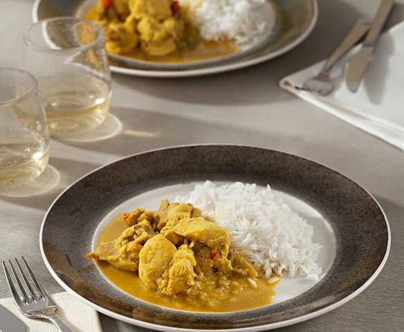 Curry picante de pollo al ron con arroz basmati para dos
