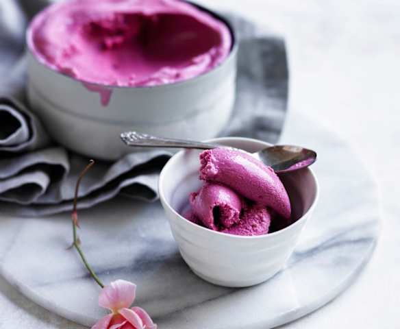 Blackberry frozen yoghurt